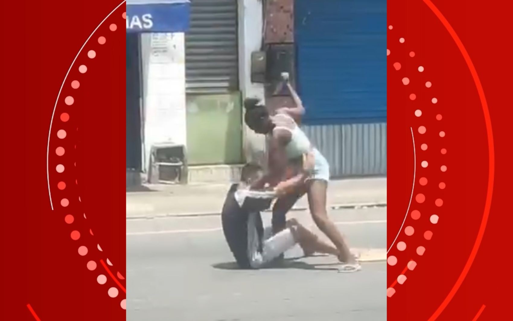 VÍDEO: homem é esfaqueado em briga no meio do trânsito em Salvador 