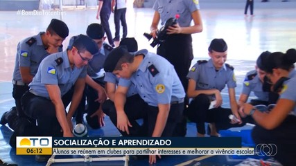 Alunos se reúnem em clubes de socialização para partilhar ideias sobre interesses em comum