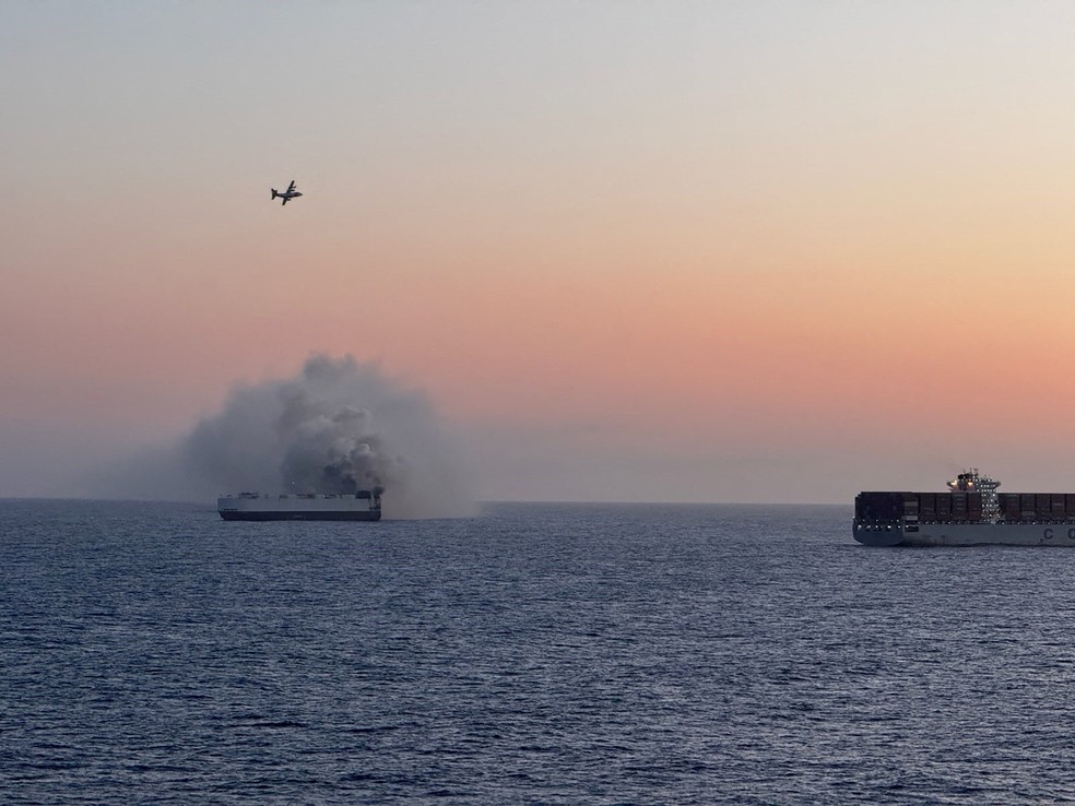 Incêndio começou em um deque com carros elétricos e tripulação não conseguiu apagar. — Foto: U.S. Coast Guard/Roland Hobson/Handout/Reuters