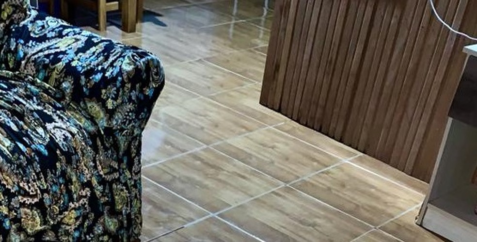 Homem foi morto a tiros na sala de casa, ao abrir a porta após ser chamado no AC — Foto: Arquivo/PC-AC