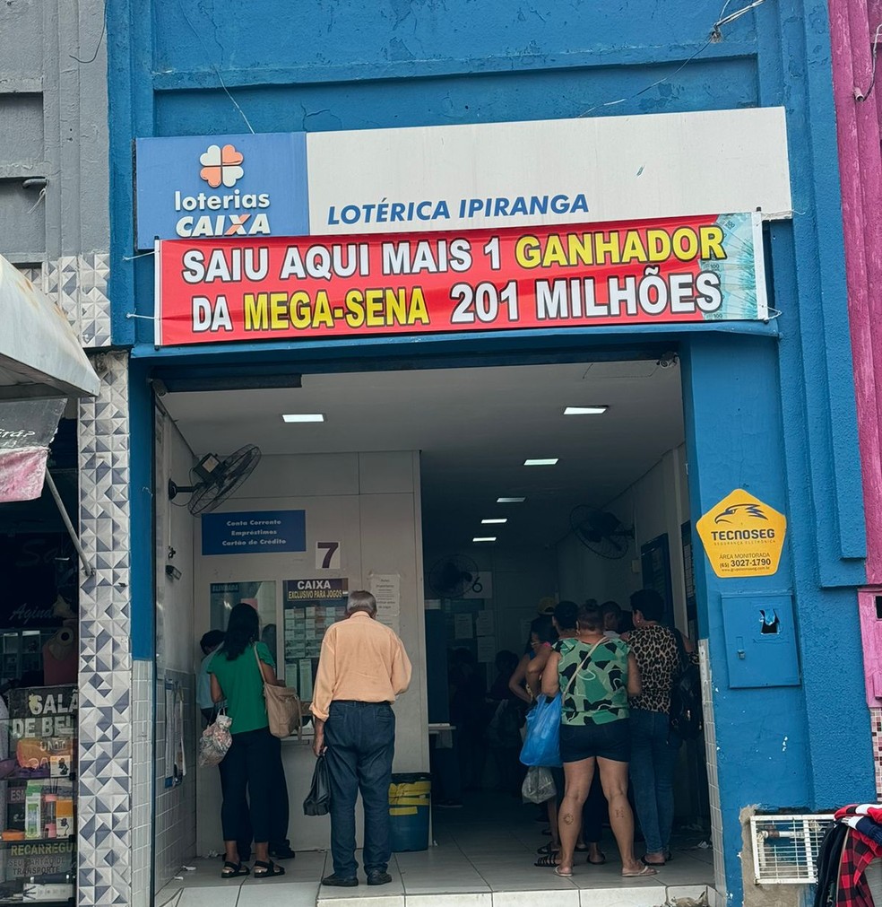 Lotérica que registrou aposta ganhadora da Mega-Sena em Cuiabá tem aumento no movimento — Foto: Carolina Andreani/TVCA