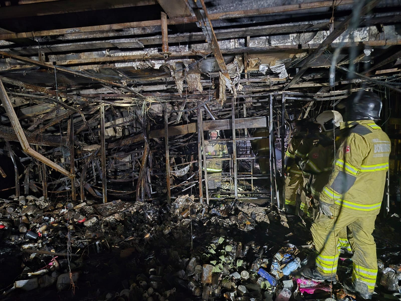 Veja como ficou o interior do Shopping Tijuca três dias após incêndio que matou duas pessoas