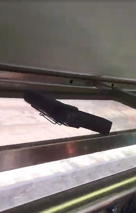 Pistola é esquecida em vagão de trem no Rio, e passageiros brincam: 'Cadê o dono?
