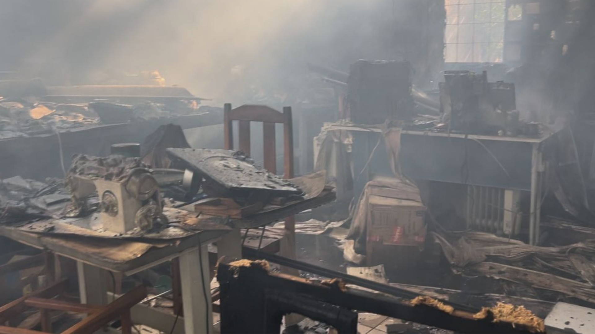 VÍDEO: Incêndio destrói ateliê nos fundos de casa em Campo Grande