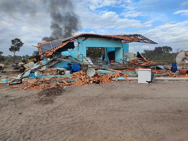 Grupo armado invade fazenda e queima máquinas agrícolas na fronteira -  Interior - Campo Grande News