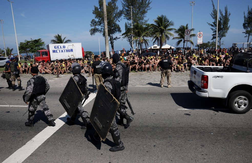Torcedores do Peñarol são detidos após depredação na paria do Recreio, no Rio, nesta quarta-feira (23). — Foto: Ricardo Moraes/Reuters