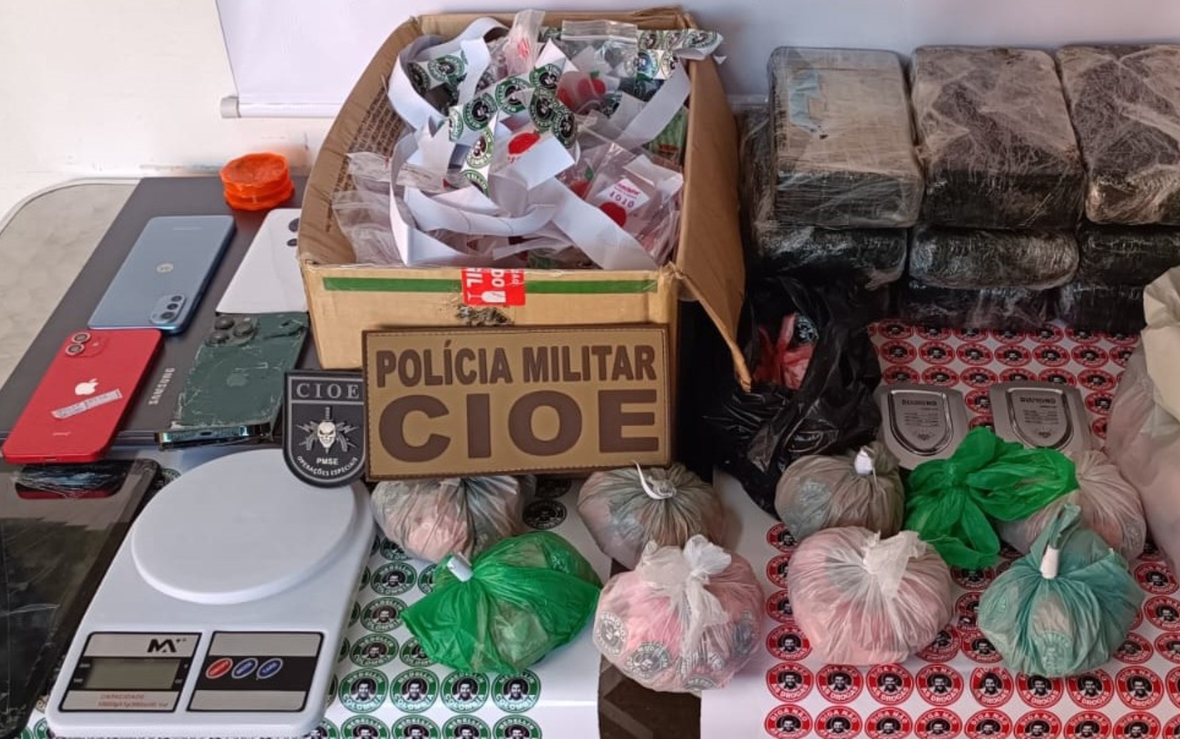 Suspeito de integrar facção criminosa na Bahia é preso no Sergipe; homem tinha carro com fundo falso para esconder drogas