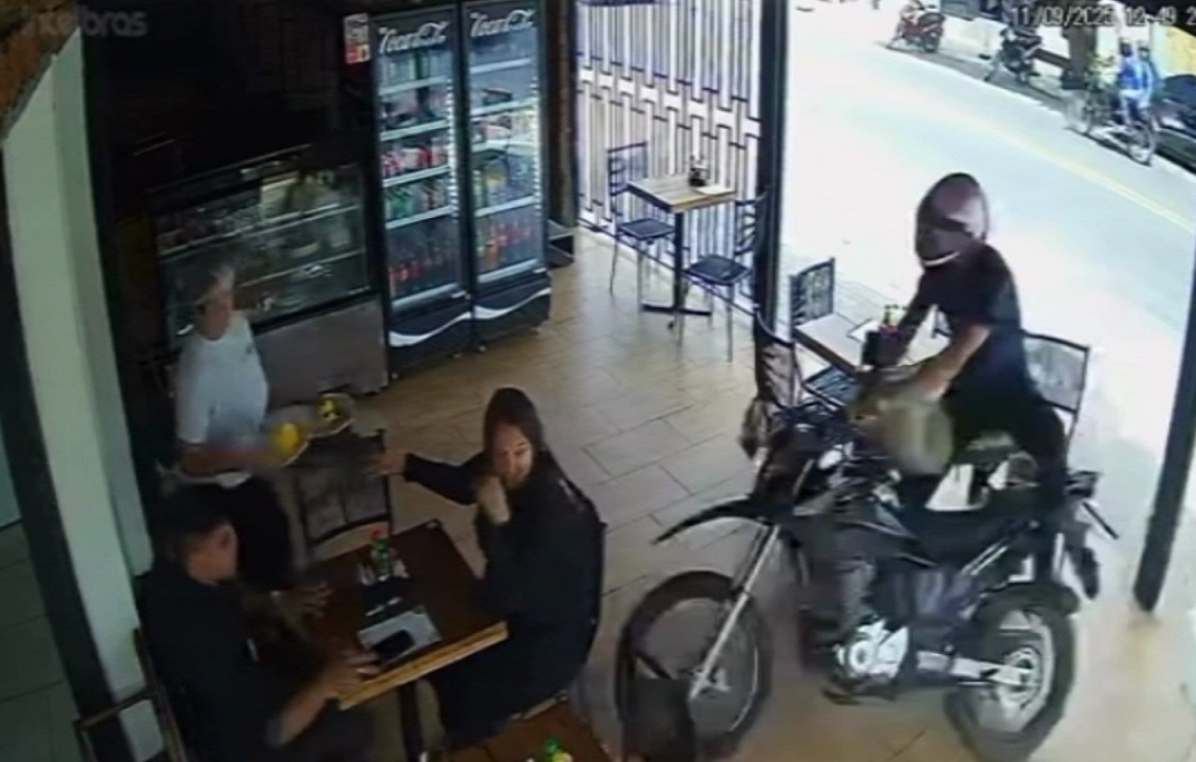 Motociclista invade padaria e assusta clientes após colisão com outro veículo; vídeo