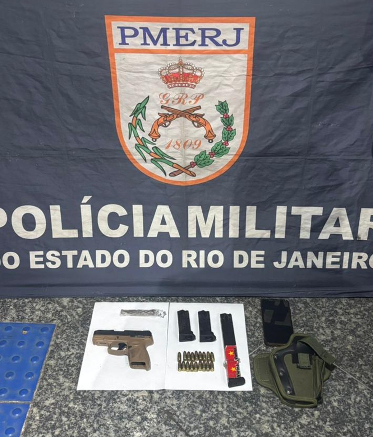 Homem é preso com arma, drogas e sagui mantido ilegalmente em Cabo Frio