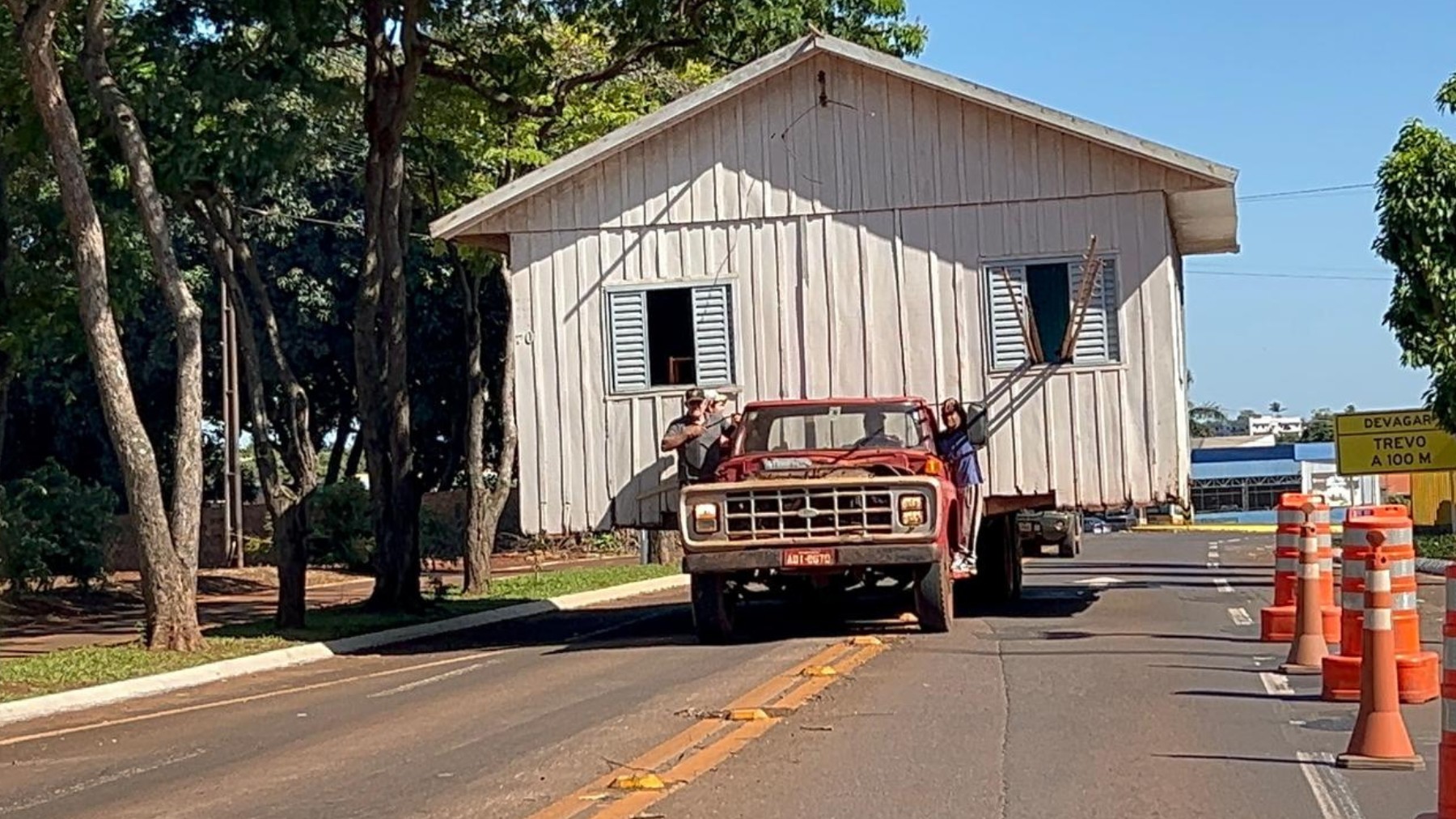 VÍDEO: Casa inteira é transportada por caminhão no oeste do Paraná
