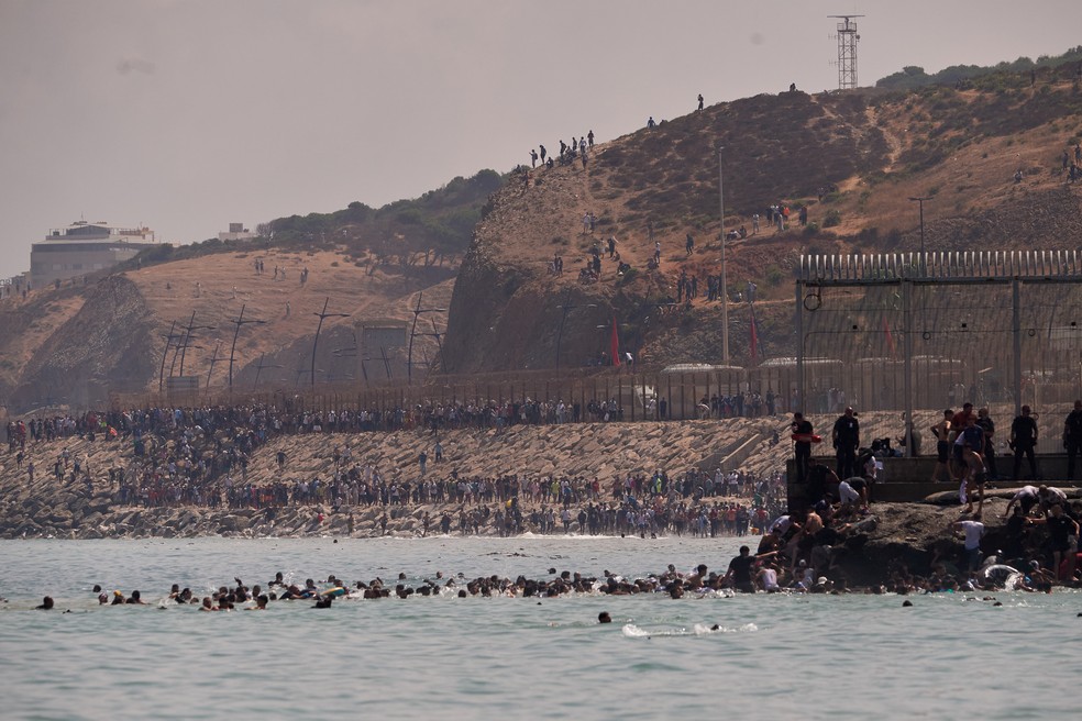 Imigrantes marroquinos nada até o exclave espanhol de Ceuta, no norte da África — Foto: Antonio Sempere / AFP