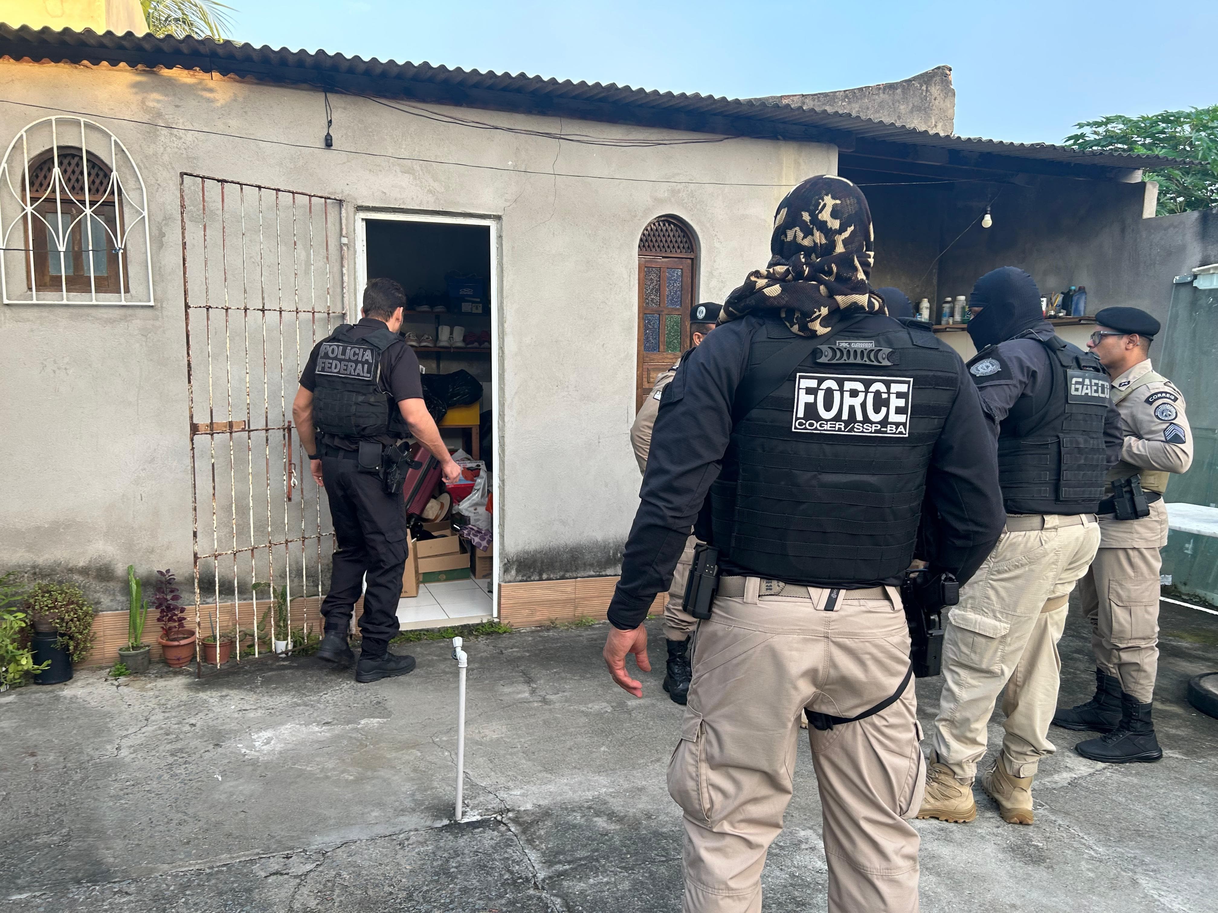 Três policiais militares suspeitos de lavar dinheiro do jogo do bicho e extorsão são investigados em operação na Bahia 