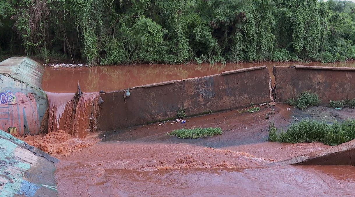 Rachaduras em barragem que controla vazão de córregos elevam riscos de enchentes em Ribeirão Preto, SP