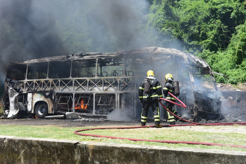Ônibus de turismo do Rio de Janeiro pega fogo em Vitória, Espírito Santo. — Foto: Ricardo Medeiros