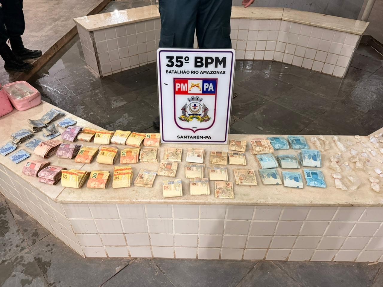 PM apreende drogas, balança de precisão e mais de R$ 33 mil durante operação em Mojuí dos Campos