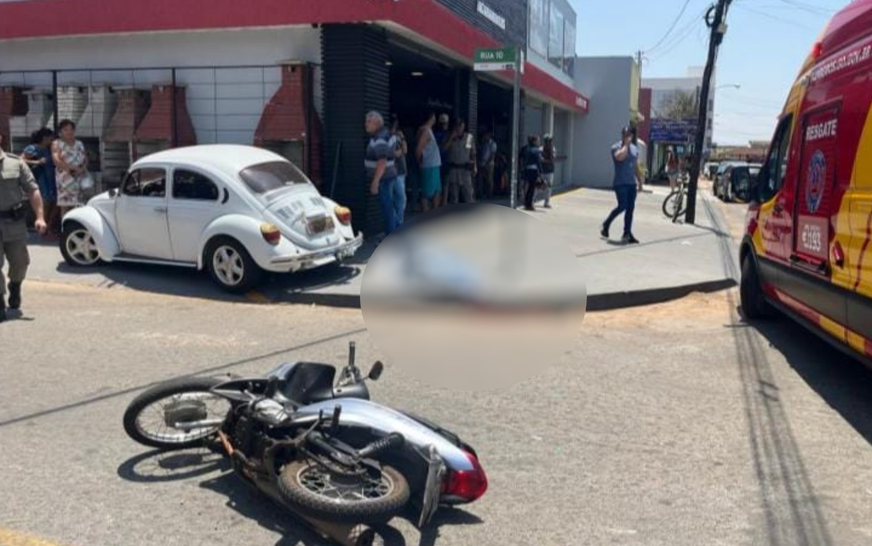 Mãe morre após ser atingida por carro com filha na garupa de moto em Goiás