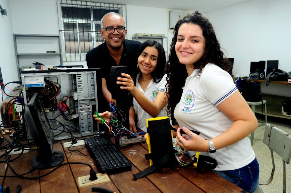 Altair, Eloah e Rebeca atuando no projeto no laboratório da Faetec — Foto: Divulgação/Felipe Correa