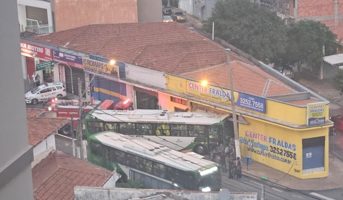 Ônibus municipal atinge fachada de estabelecimento em Campinas; veja