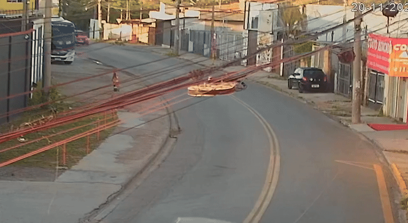 VÍDEO: motorista bêbado dirige em zigue-zague e bate de frente com carro em Várzea Paulista