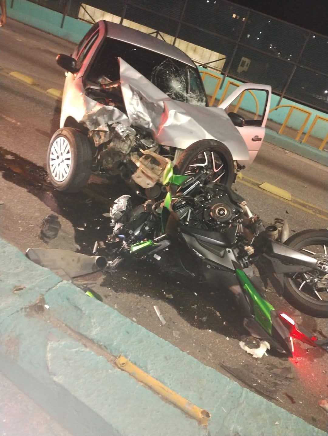 Motociclista morre ao ser arremessado para o alto em acidente com carro no RJ; vídeo é forte