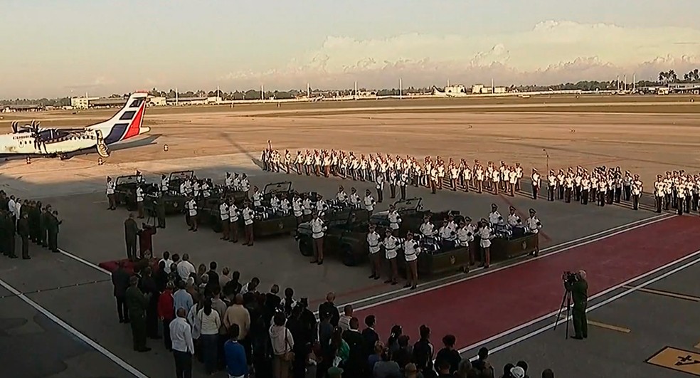 A cerim&ocirc;nia de repatria&ccedil;&atilde;o dos 32 soldados cubanos mortos na Venezuela em Havana &mdash; Foto: REUTERS