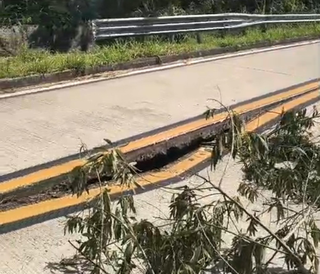 BR-495 é totalmente interditada após rachadura partir pista ao meio na Teresópolis-Itaipava 