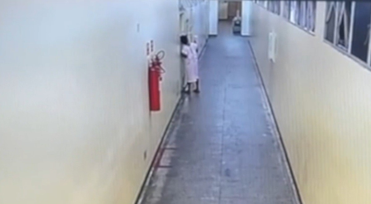 VÍDEO: Com frasco de soro na mão, paciente furta objetos dentro de hospital no RN