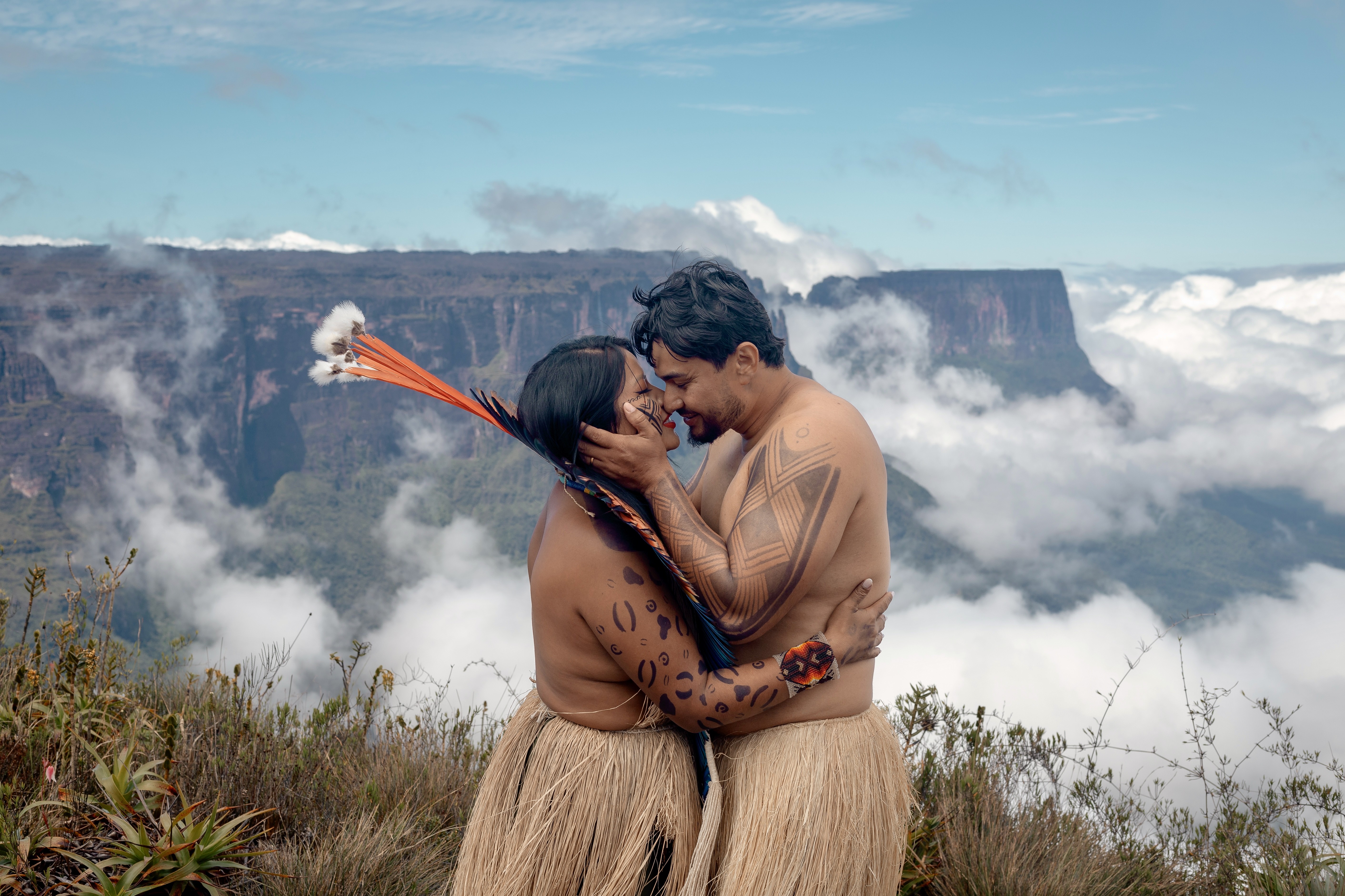 'Sim' nas alturas: casal indígena celebra casamento no Monte Roraima, maior montanha plana do Mundo