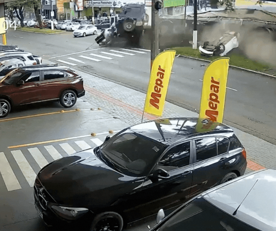 VÍDEO: novo ângulo mostra momento em que carreta desgovernada tomba após atingir veículos em Chapecó