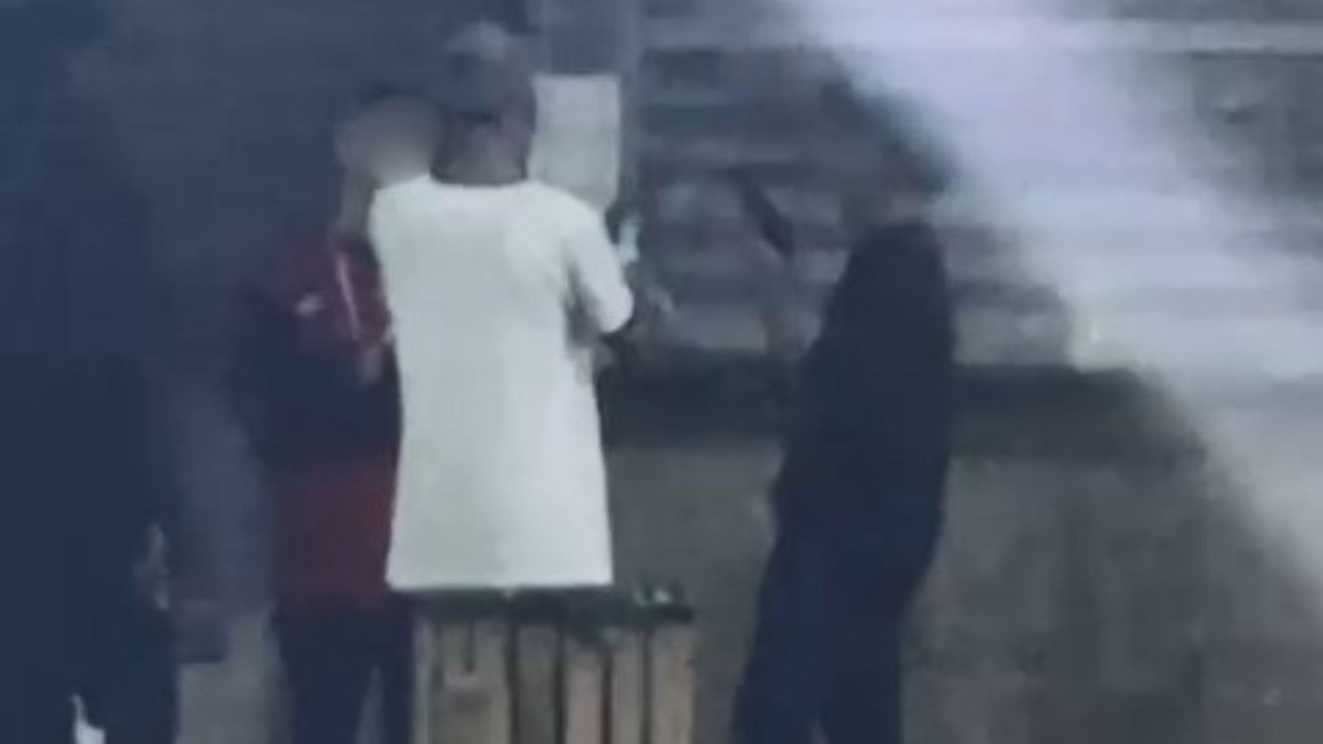 VÍDEO: jovens são filmados com arma perto de viatura em terminal no ES | G1