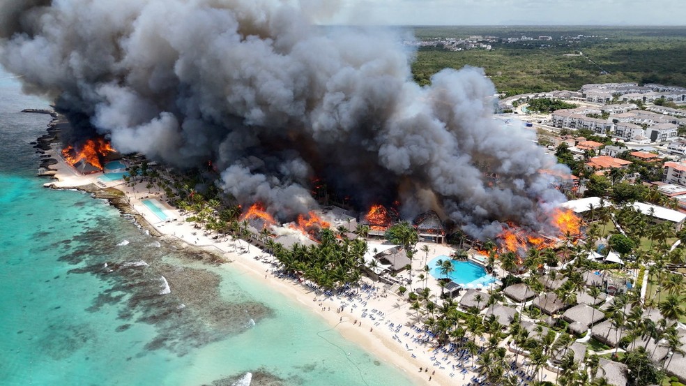Imagem de drone mostra um incêndio no Hotel Viva Wyndham Dominicus Beach em Bayahibe, La Altagracia, República Dominicana, em 19 de junho de 2026, nesta captura de tela obtida de um vídeo de mídia social. — Foto: Gojko Culibrk/via REUTERS