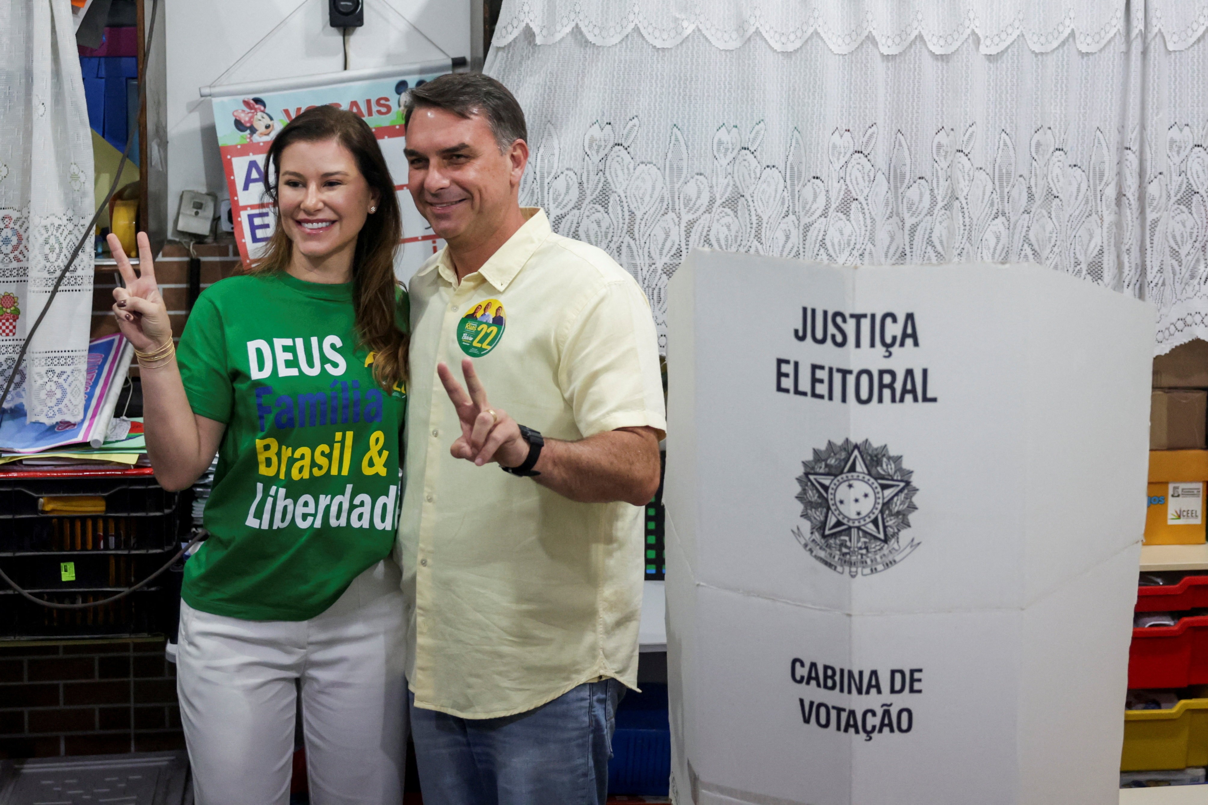 Flávio Bolsonaro vota em Vila Isabel, na Zona Norte do Rio