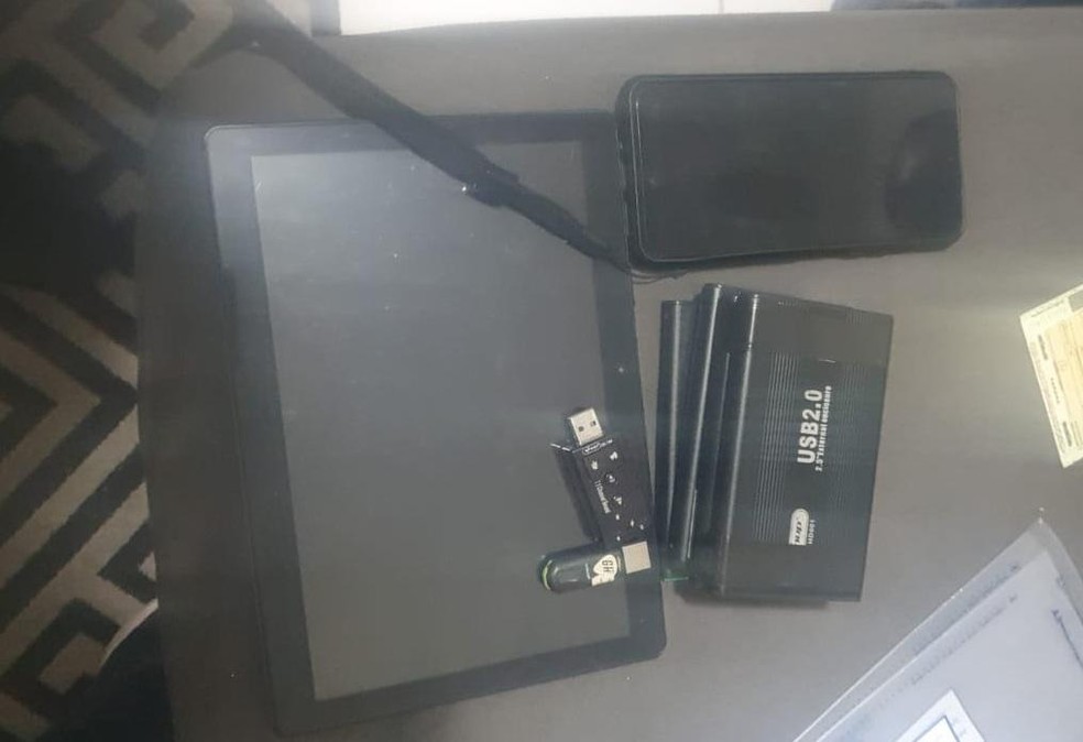 Operação tem objetivo de apreender mídias eletrônicas e investigar a possível  rede envolvida na produção e divulgação desse conteúdo — Foto: Polícia Civil