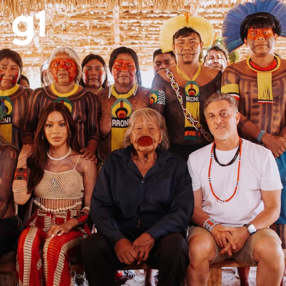 Anitta e Luciano Huck visitam cacique Raoni em MT — Foto: Reprodução