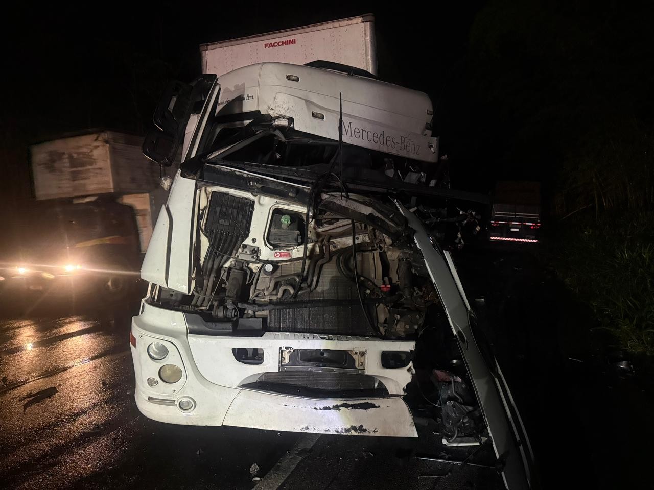 Batida entre duas carretas deixa motorista gravemente ferido na BR-116, em MG