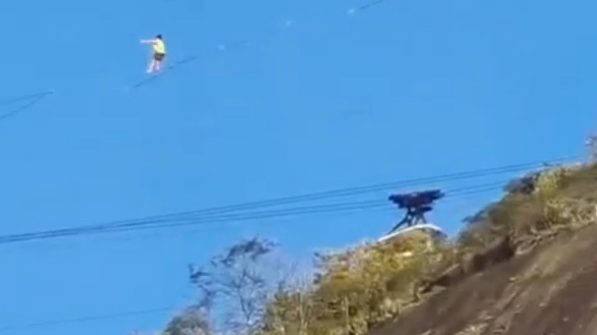 Slackline no Pão de Açúcar? Mulher pratica esporte perto da linha do bondinho; VÍDEO