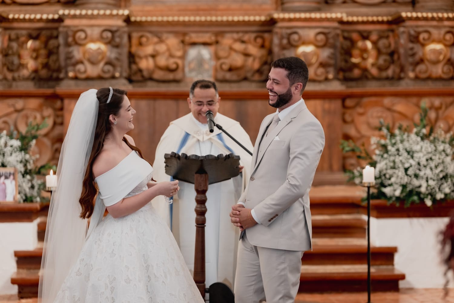 VÍDEO: Padre viraliza ao dar bronca por causa de fotos com celular em casamento no ES