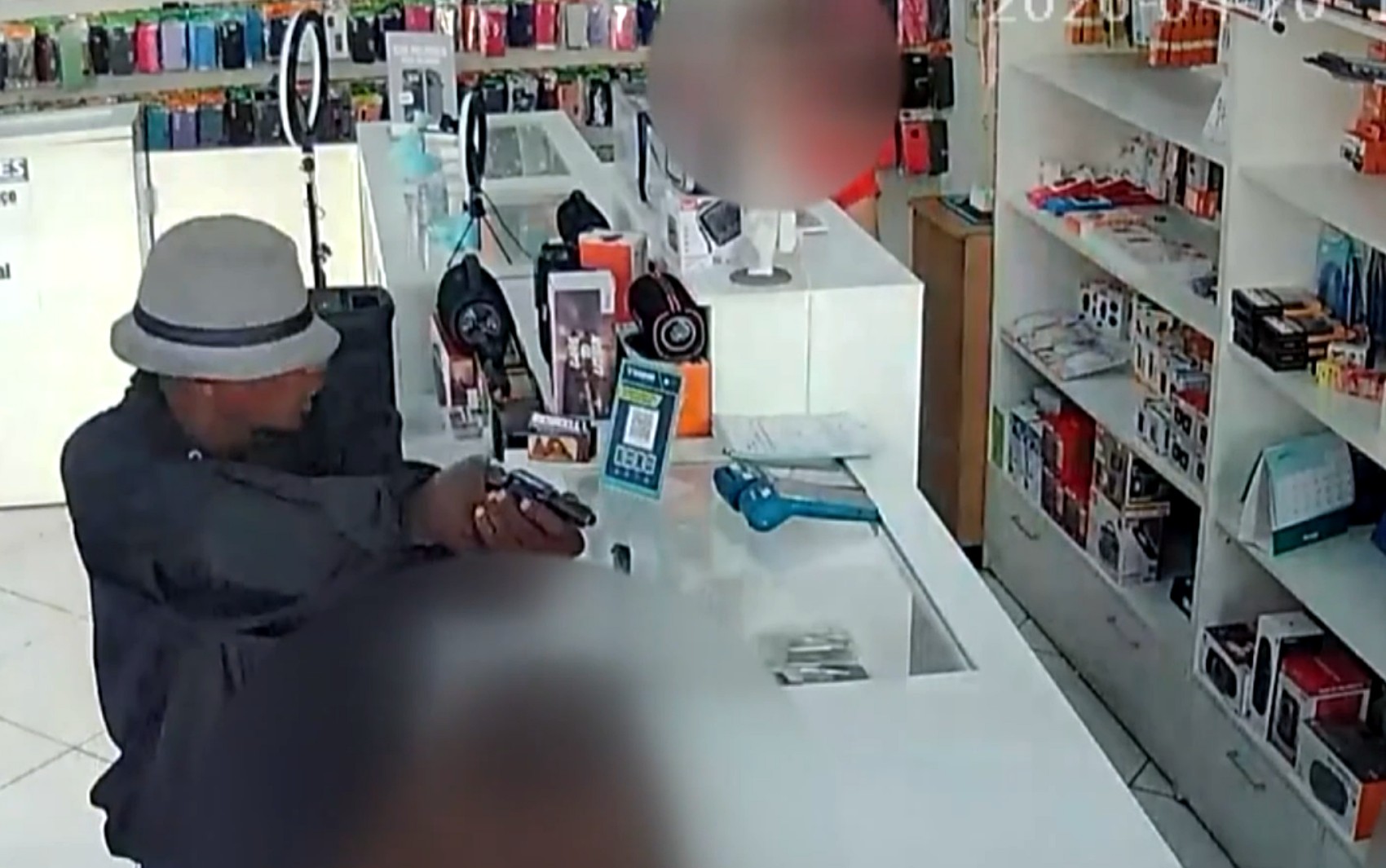 VÍDEO mostra roubo à mão armada em loja de celulares no Sul de Minas