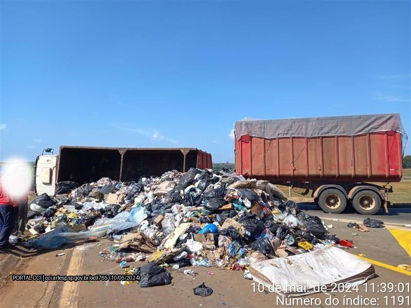 Caminhão tomba e espalha seis toneladas de lixo em rodovia de Cesário Lange 