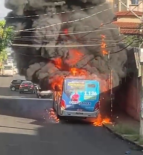 Suspeitos rendem motorista e ateiam fogo em ônibus, em BH; VÍDEO