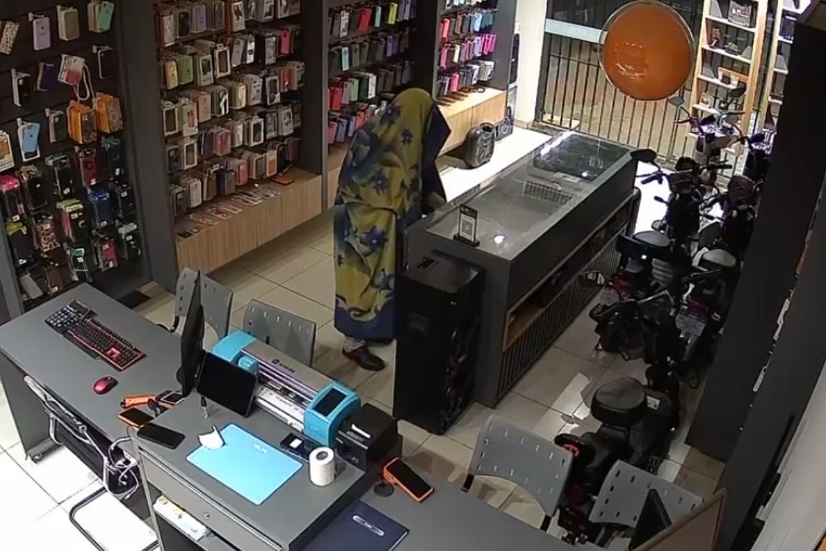 Homem se enrola em cobertor para não ser visto e furtar loja de celulares em Mato Grosso do Sul; VÍDEO