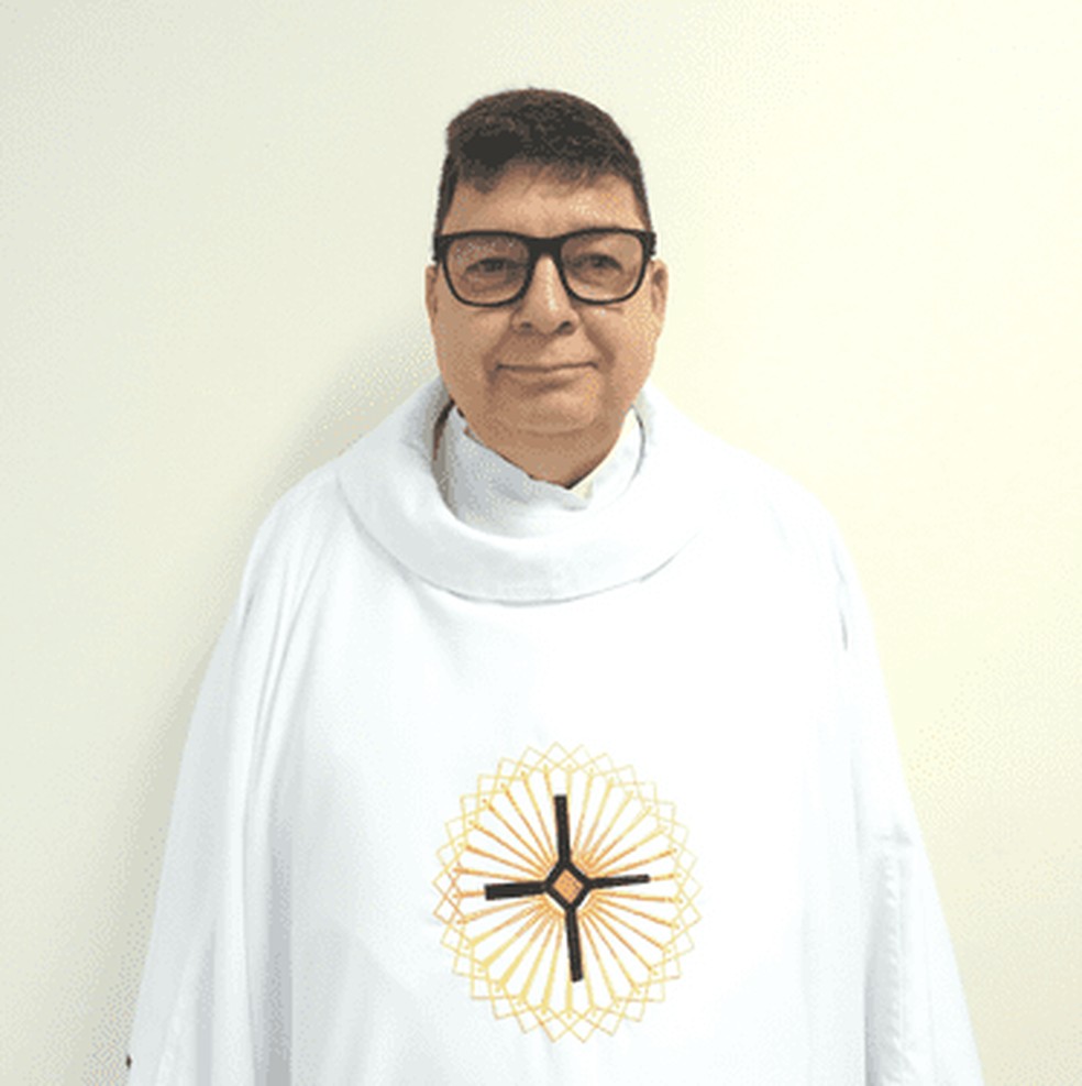 Padre morre após perder controle do carro e descer ribanceira na BR-267 | Zona da Mata | G1