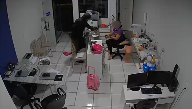 VÍDEO: suspeito invade escritório de contabilidade e rouba celular de mulher com criança em MT