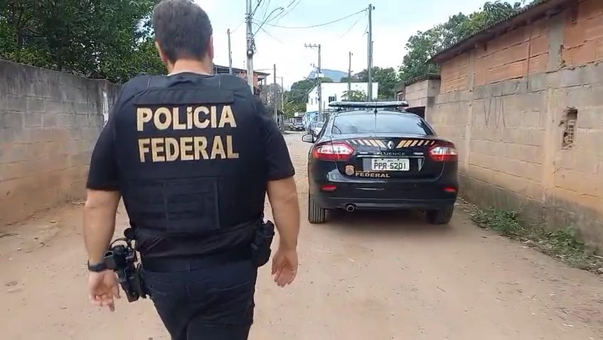 'Pombos-correios do tráfico': advogado e pastor são presos por levar recados de facções em presídios no ES
