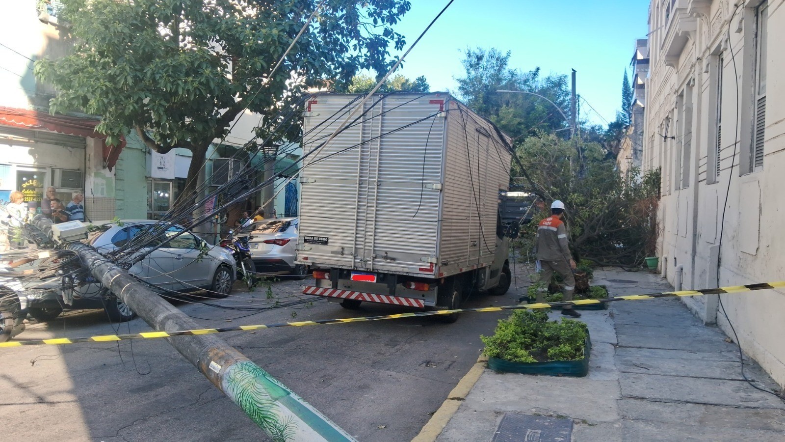 Poste cai em carro após caminhão arrastar fios em Botafogo