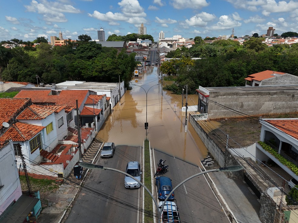 Imagem área da Rua Bento Dias, na região Central de Capivari, após rio transbordar em dezembro de 2024 — Foto: Tiago Ferreira/ Prefeitura de Capivari/Foto de arquivo