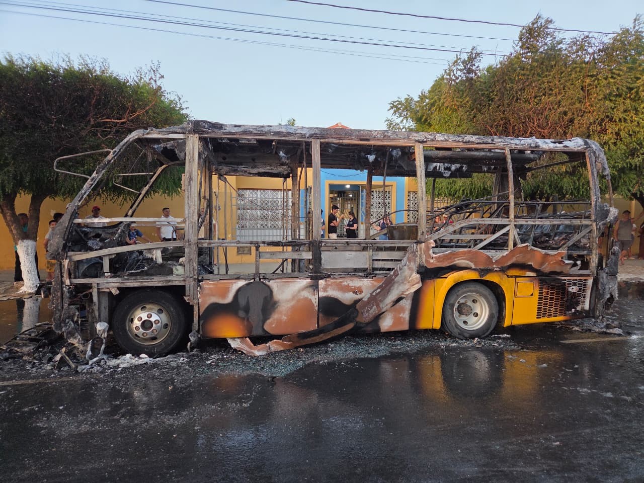 Ônibus escolar fica destruído após pegar fogo no RN; motorista consegue tirar estudantes antes das chamas