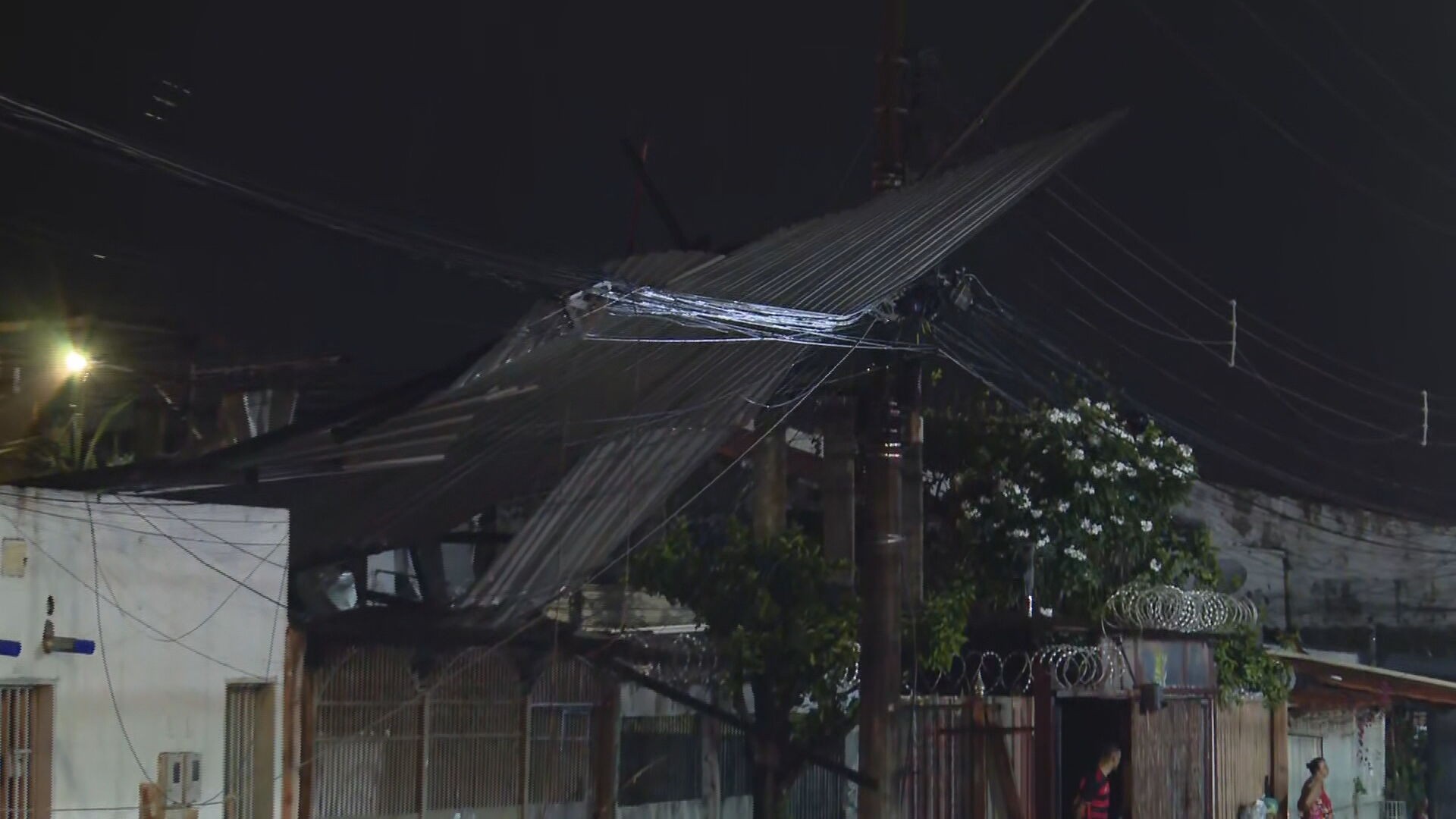 Carro é arrastado por enxurrada e fica preso em buraco durante chuva no DF; veja VÍDEO 