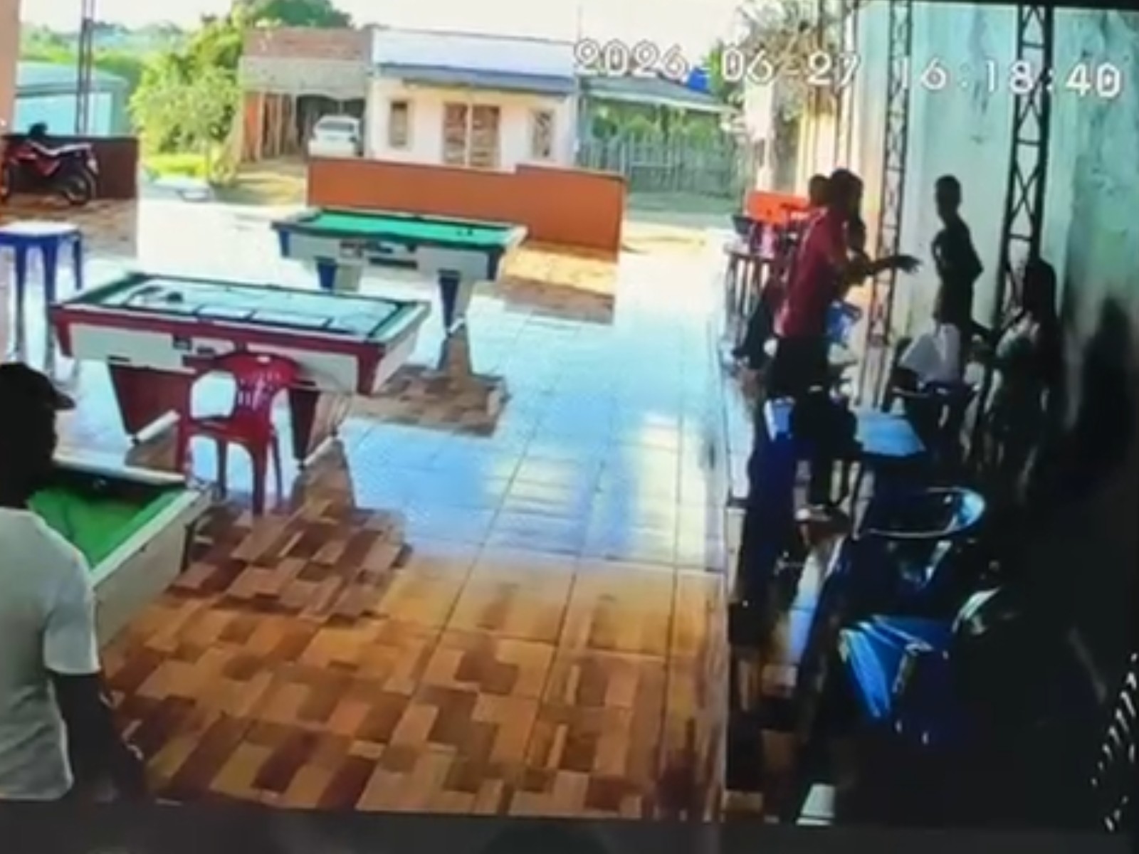 Homem tenta atirar no rosto da ex-namorada e arma falha; veja VÍDEO