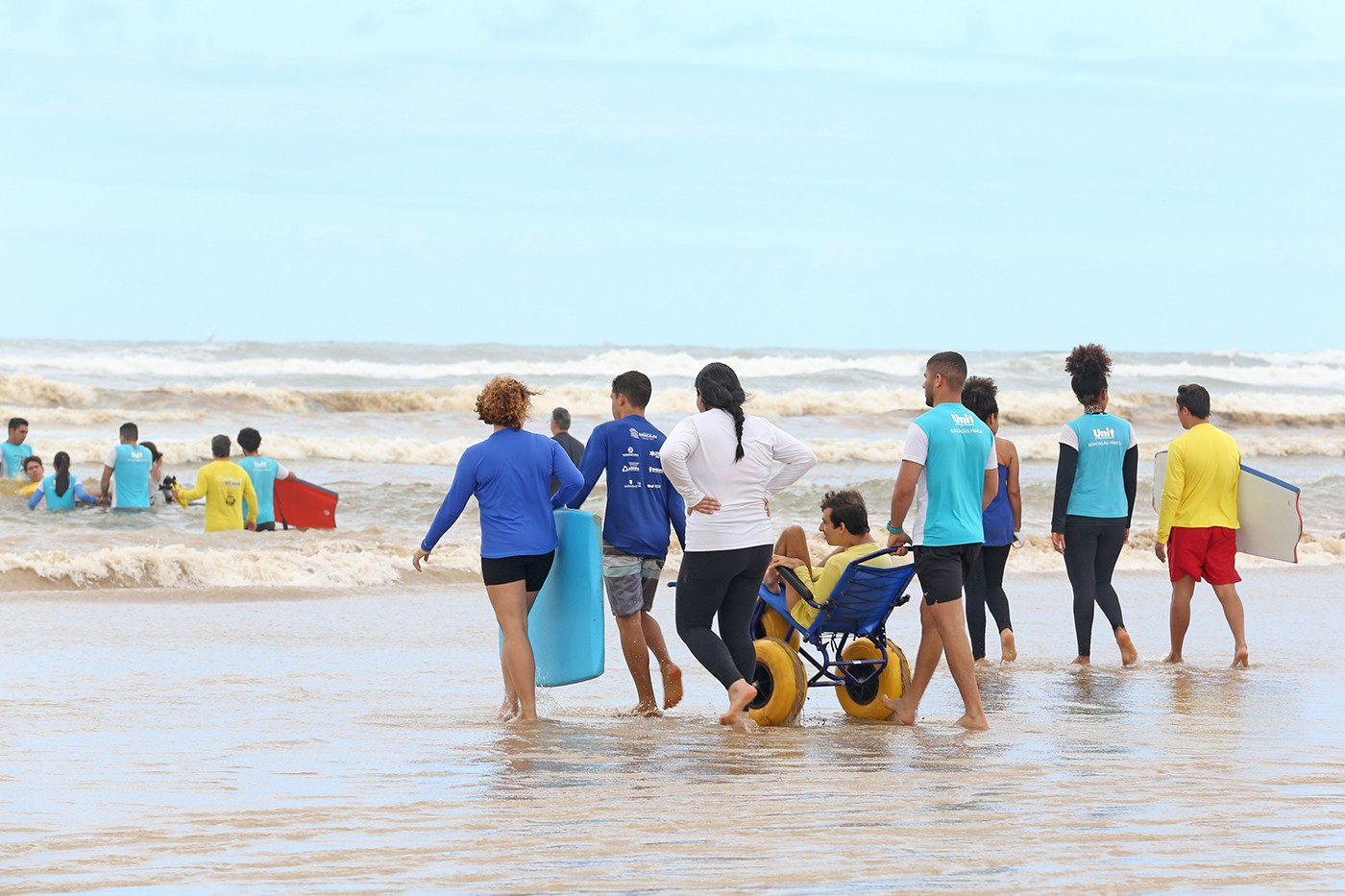Projeto disponibiliza banho assistido para PCDs na Praia da Cinelândia em Aracaju